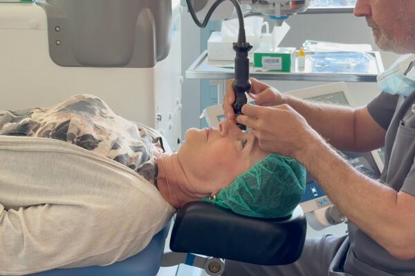 Einsatz der Gonio-Kamera bei der Glaukombehandlung mit dem Femtosekundenlaser.
