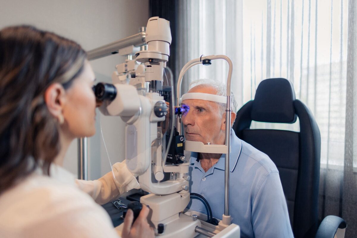 Augendruckmessung mithilfe eines Tonometers, das vor dem Patientenauge zu sehen ist.