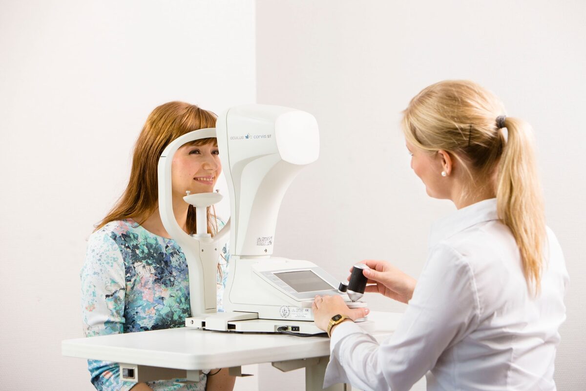 Augendruckmessung mit einem Non-Contact-Tonometer (hier dem Corvis ST).