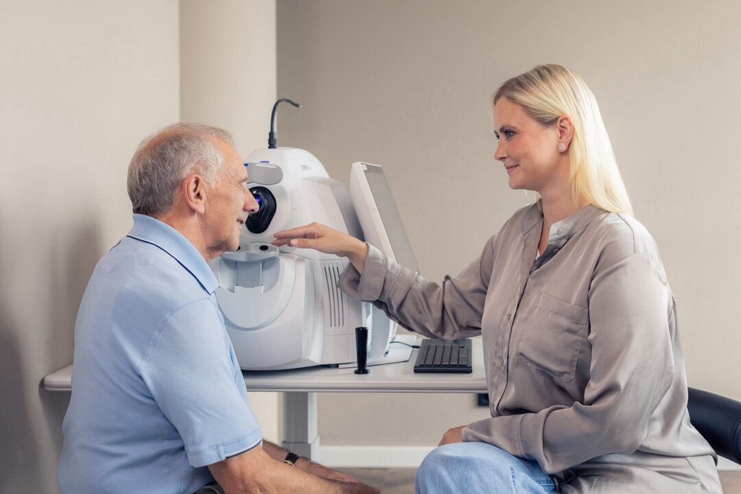 Mitarbeiterin leitet den Patienten am OCT an.
