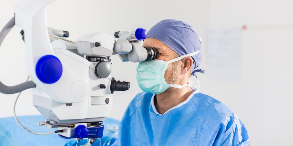 Dr. Klabe bei einer minimalinvasiven Glaukomoperation