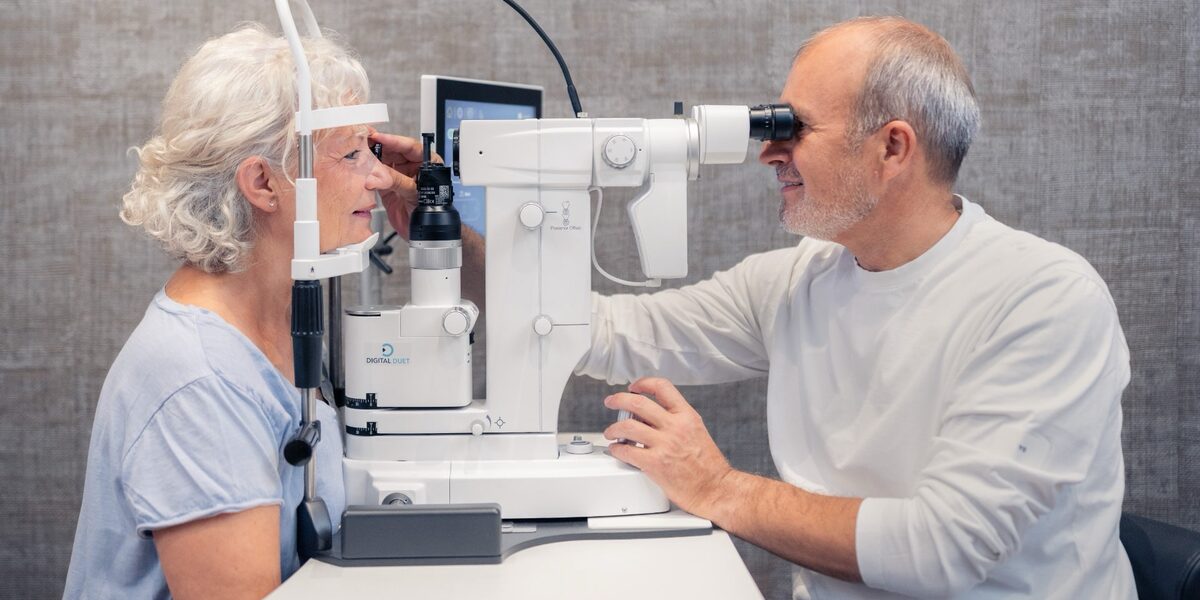 Dr. Klabe behandelt eine Patientin am SLT-Laser (Lumenis)