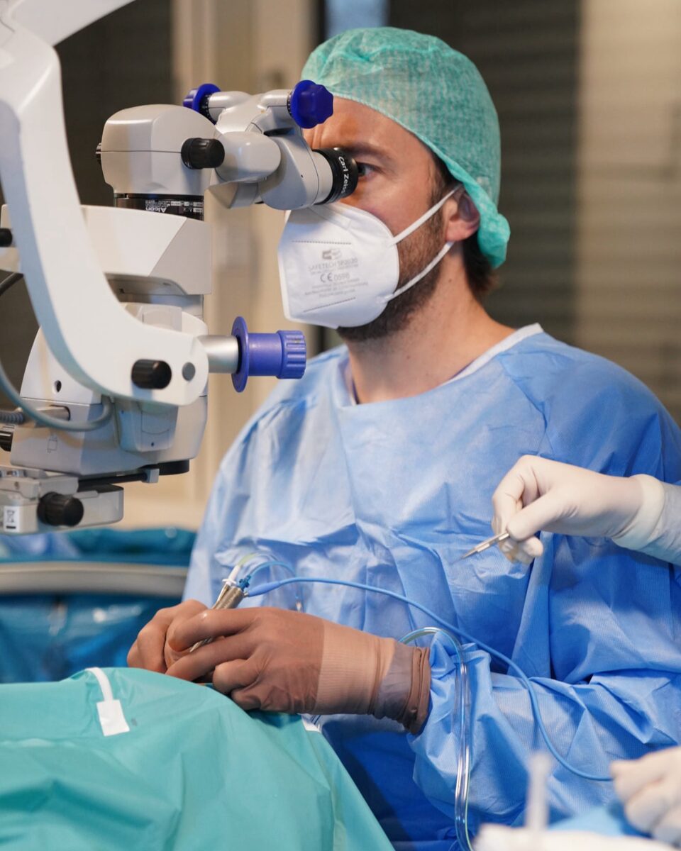 Operateur bei einer Glaukomoperation.