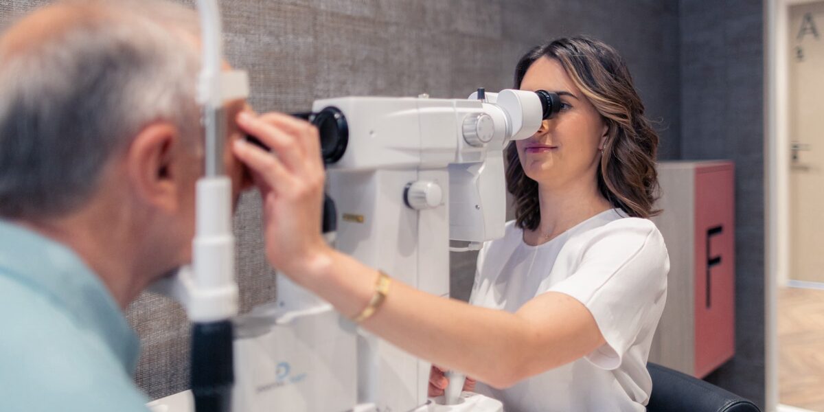Unter einem Kontaktglas wird mit dem YAG-Laser ein Loch in der Iris erzeugt.